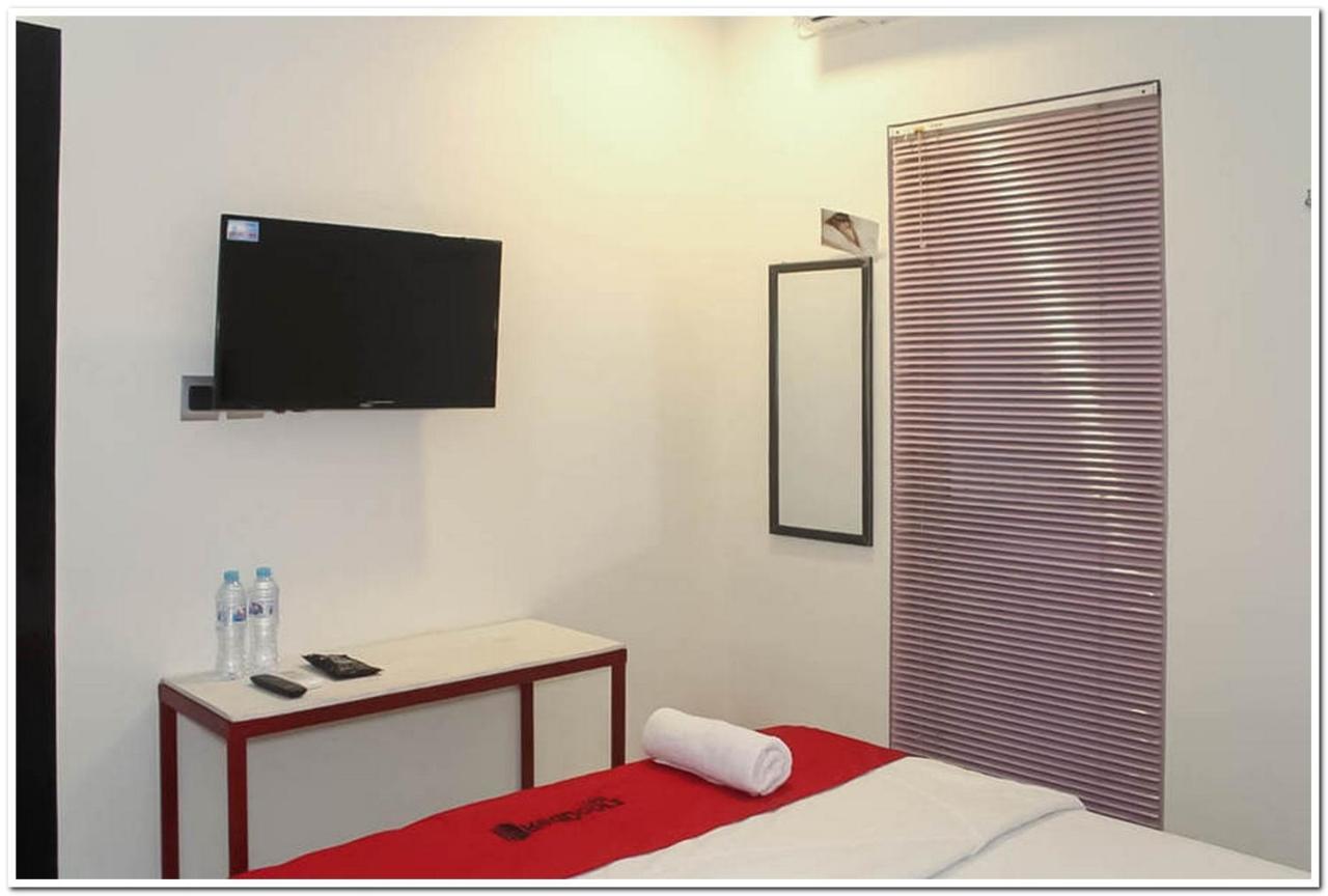Hotel RedDoorz @ Paus Raya Palangka Raya Exterior foto